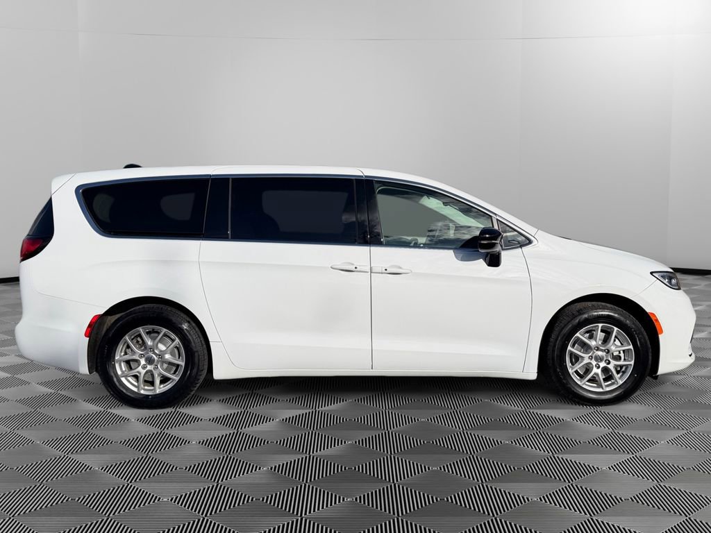 Used 2024 Chrysler Pacifica Touring-L image 8