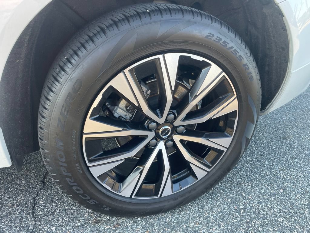 Used 2024 Volvo XC60 B5 Plus AWD/4WD image 9