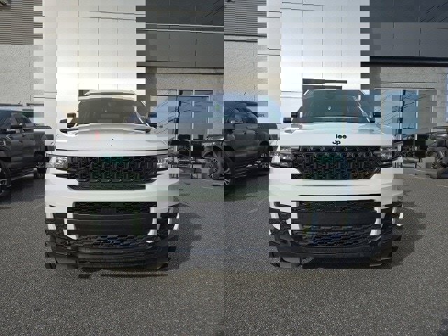 Used 2023 Jeep Grand Cherokee L Laredo image 2