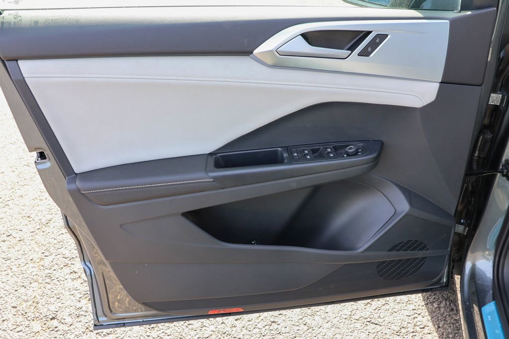 New 2025 Volkswagen Taos SE image 32