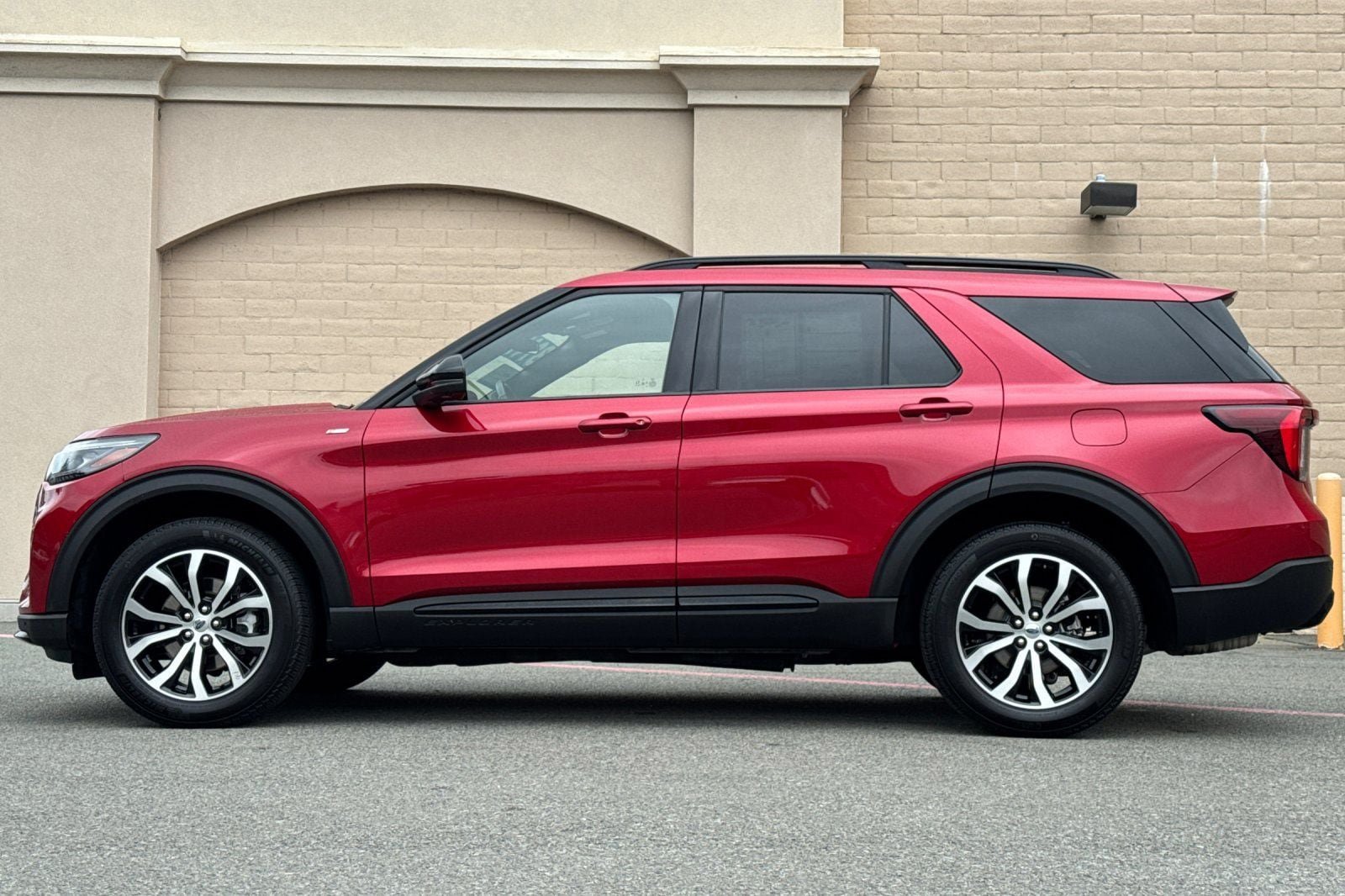 Certified 2025 Ford Explorer ST-Line AWD/4WD image 10