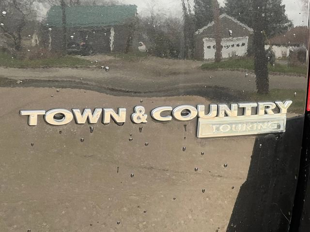 Used 2010 Chrysler Town & Country Touring w/ Safetytec Group image 10