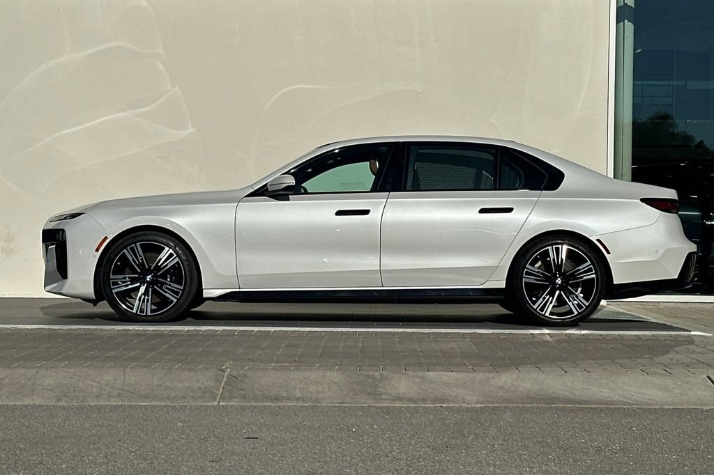 Used 2023 BMW 740i image 6