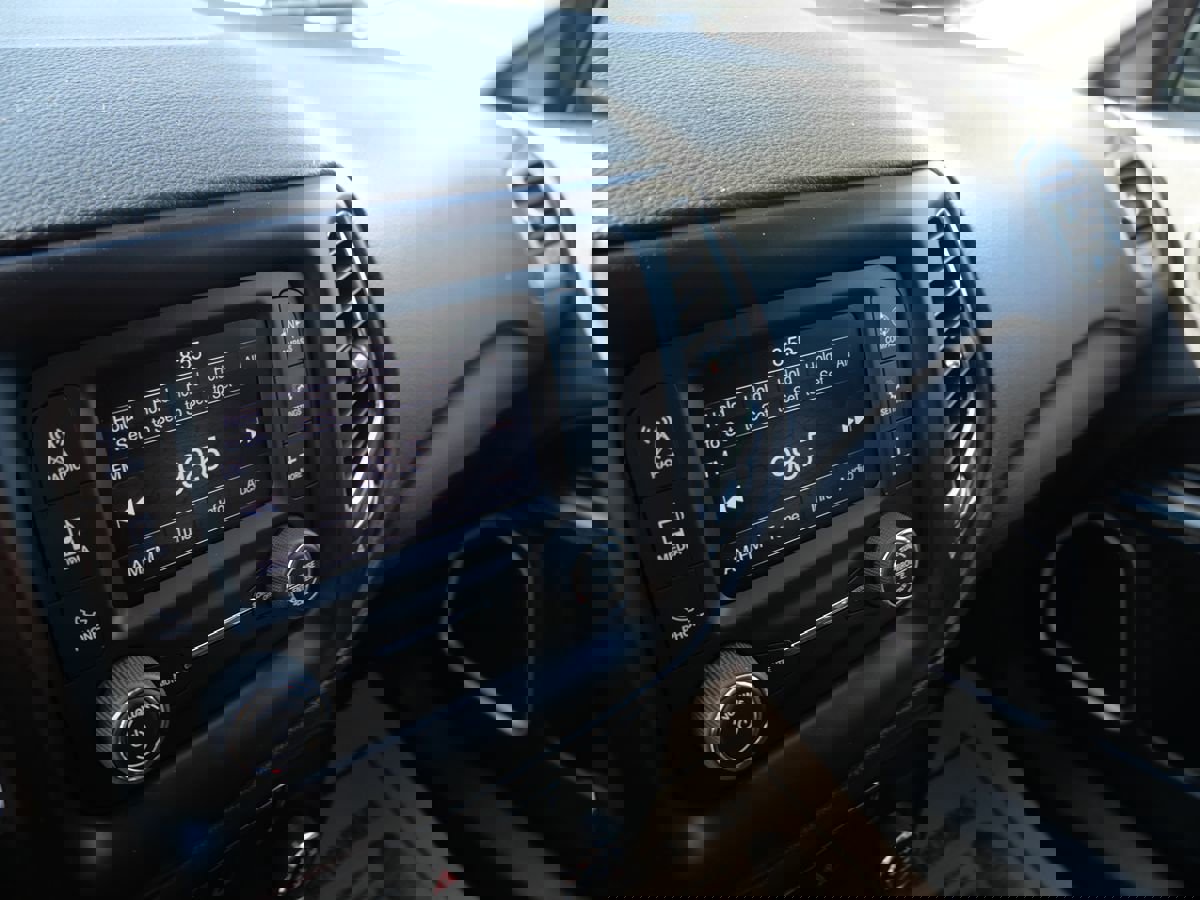 Used 2018 Jeep Compass Latitude w/ Cold Weather Group image 13