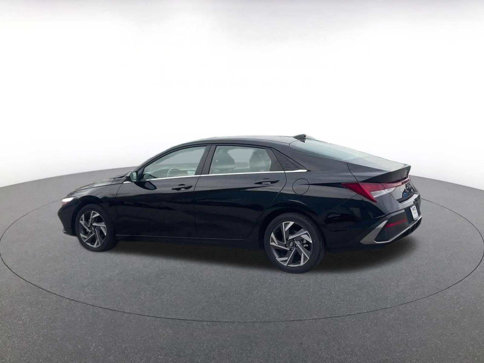 Used 2025 Hyundai Elantra SEL image 10