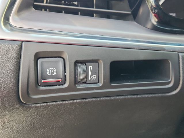 Used 2018 Cadillac XT5 Luxury w/ Driver Awareness Package image 18