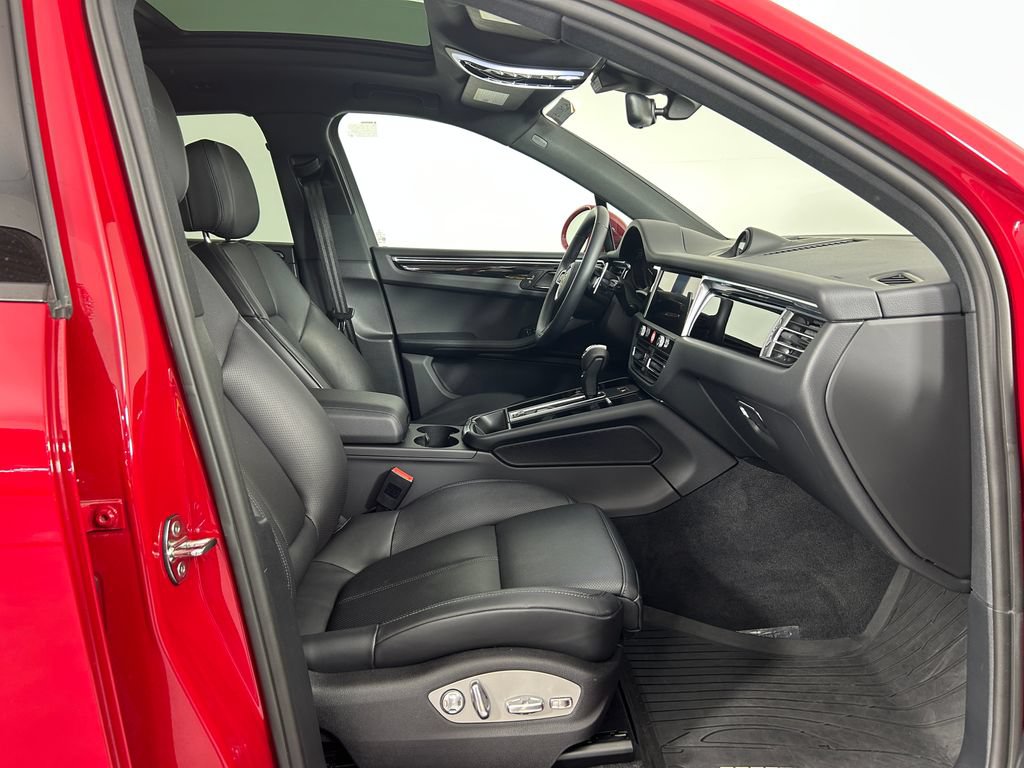 Certified 2025 Porsche Macan AWD/4WD image 21