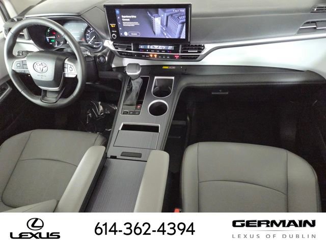 Used 2025 Toyota Sienna XLE image 31