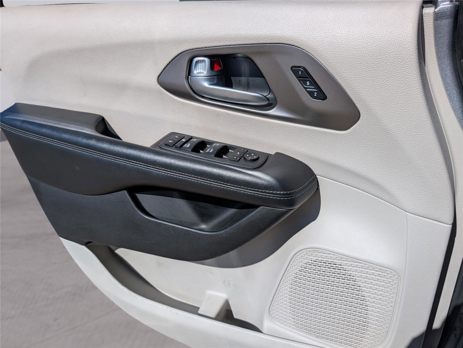 Used 2018 Chrysler Pacifica Limited image 14