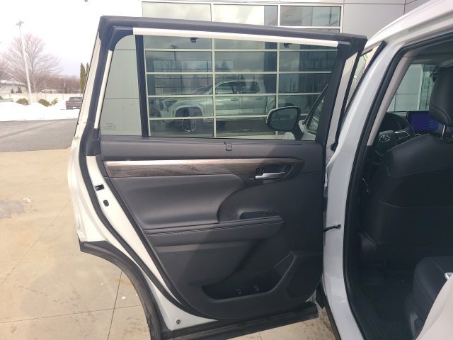 Used 2023 Toyota Highlander Platinum image 14