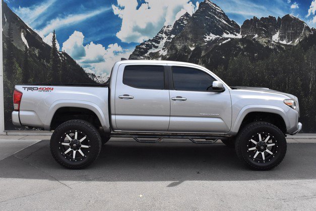 Used 2016 Toyota Tacoma TRD Sport w/ Towing Package AWD/4WD image 2