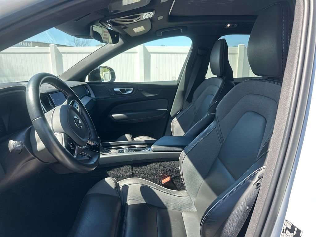 Used 2021 Volvo XC60 T5 R-Design image 11