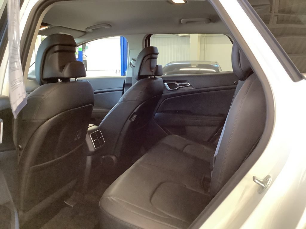Used 2023 Kia Sportage EX AWD/4WD image 11