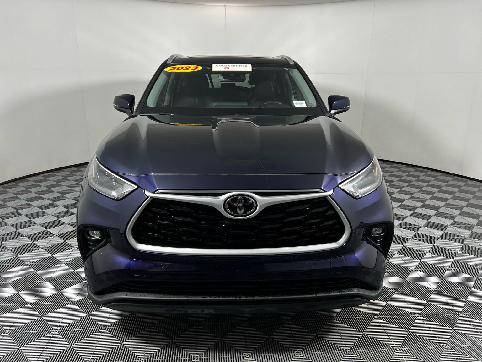 Used 2023 Toyota Highlander XLE image 2