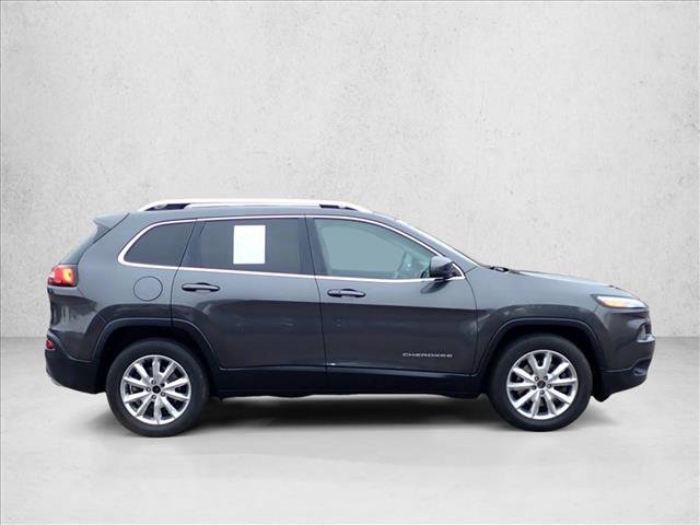 Used 2017 Jeep Cherokee Limited w/ Luxury Group AWD/4WD image 5