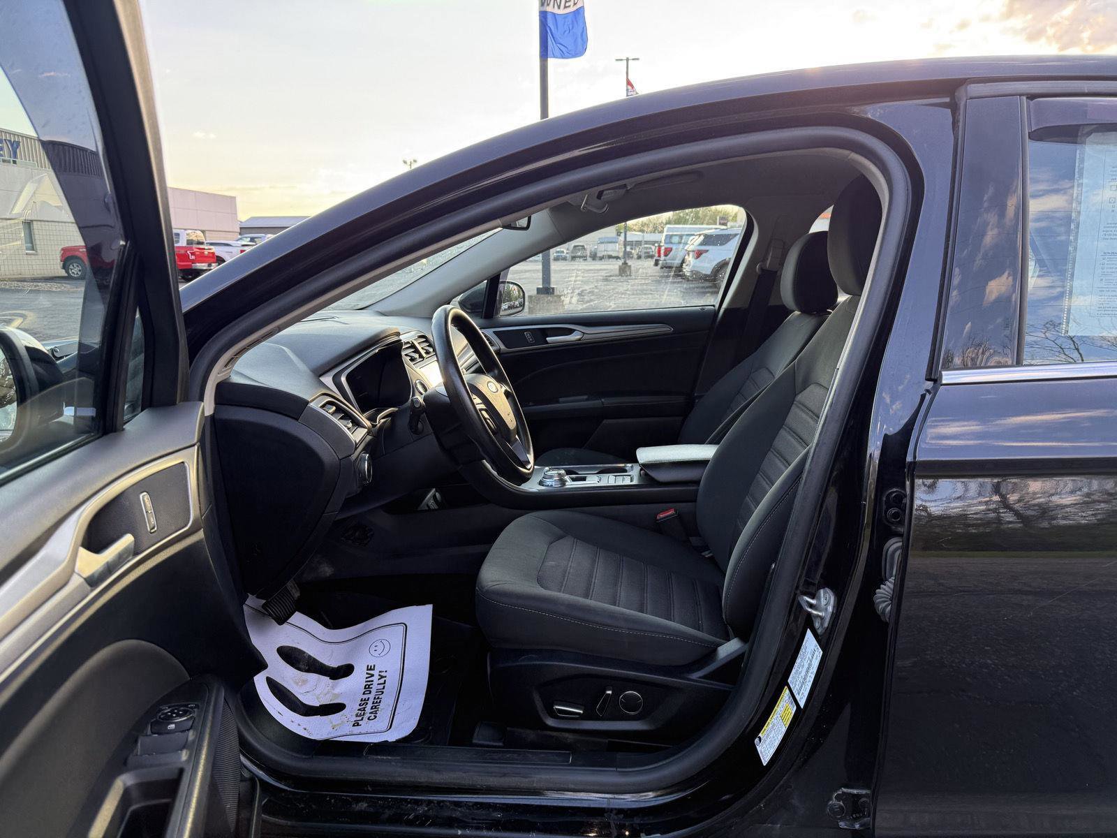 Used 2020 Ford Fusion SE FWD image 13