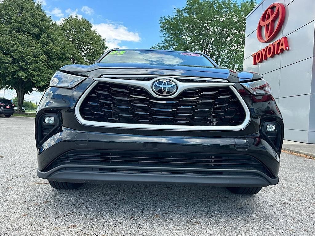 Certified 2023 Toyota Highlander XLE AWD/4WD image 9