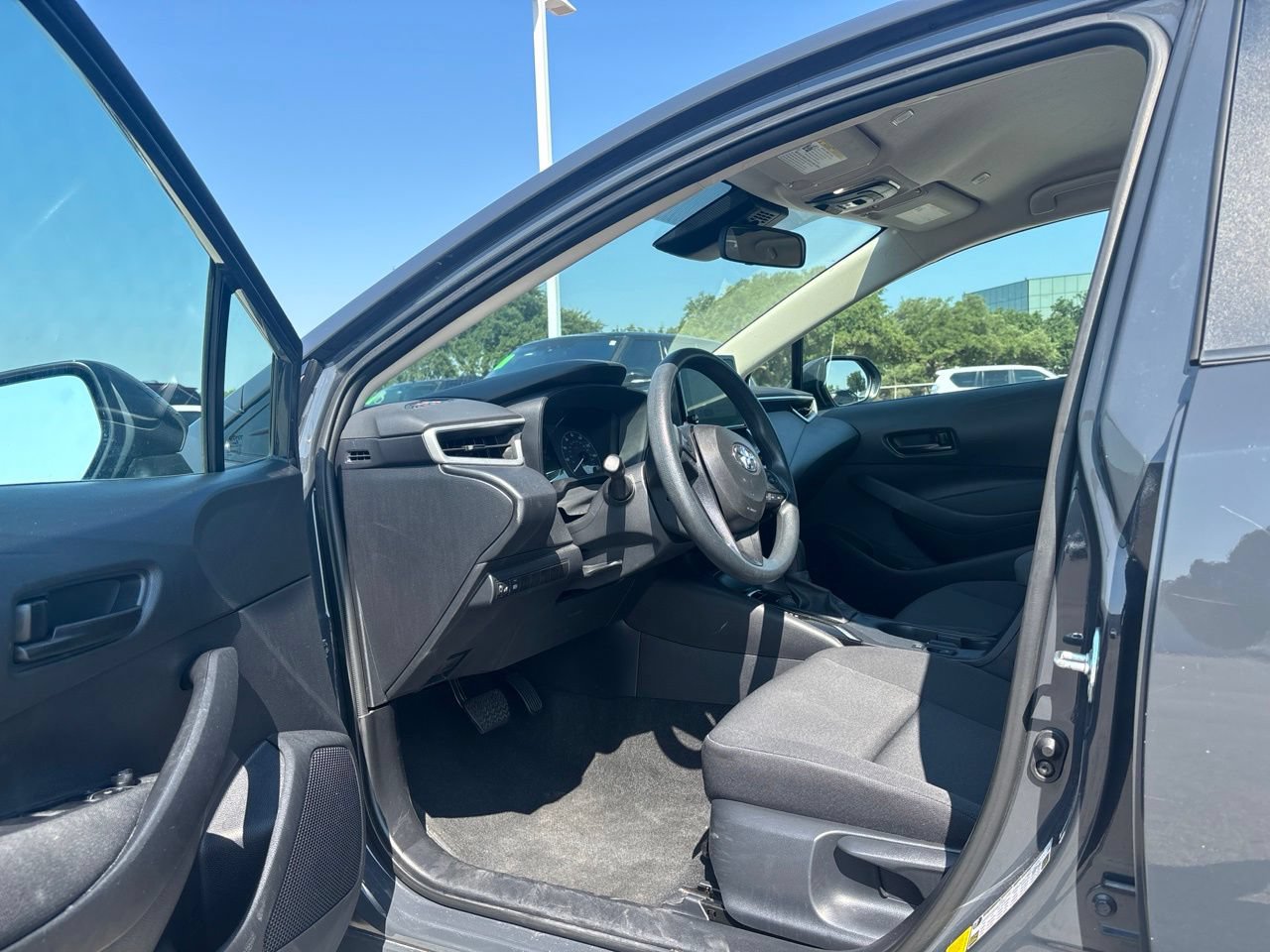 Used 2025 Toyota Corolla LE FWD image 6