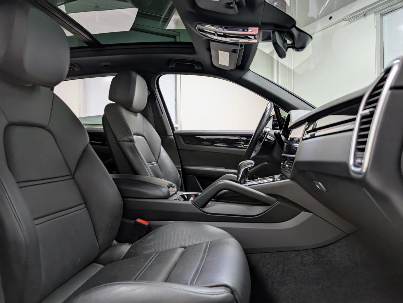 Used 2022 Porsche Cayenne Platinum Edition w/ Premium Package image 24