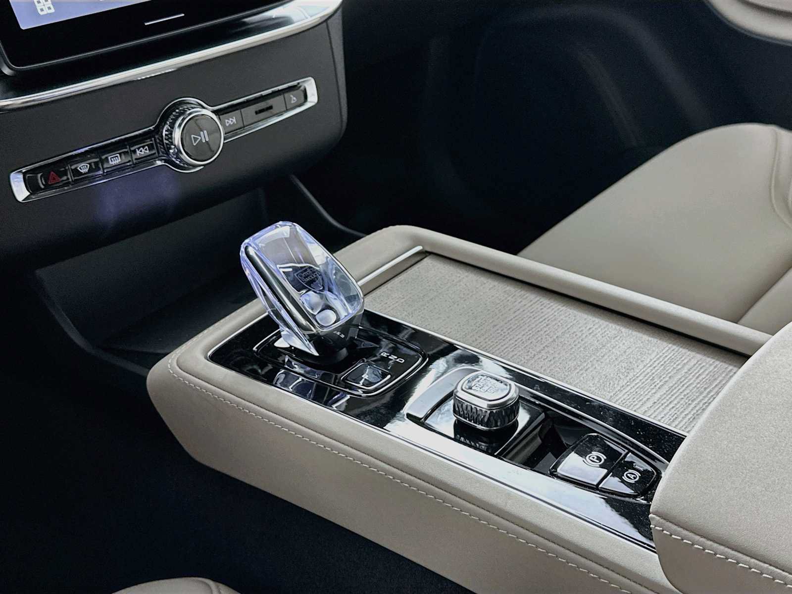 New 2027 Volvo XC90 B6 Plus AWD/4WD image 15