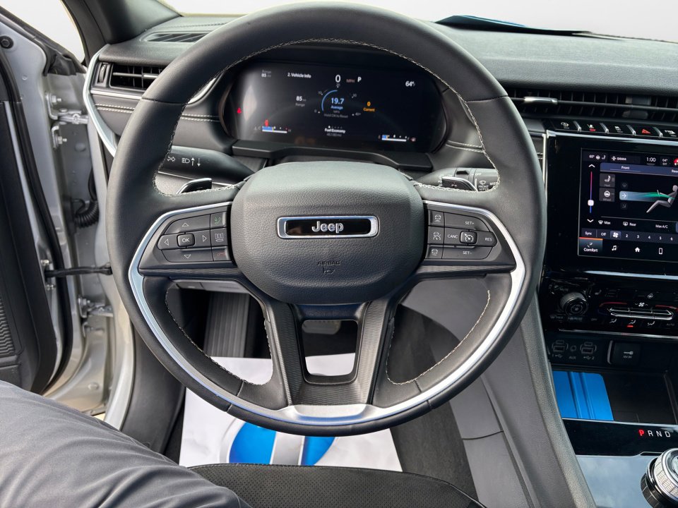 Used 2023 Jeep Grand Cherokee L Laredo image 12