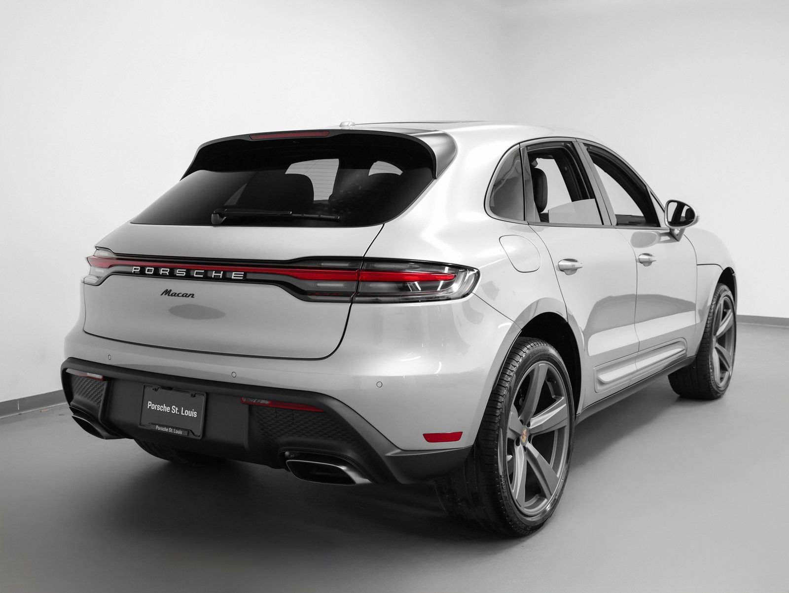 Certified 2025 Porsche Macan image 12