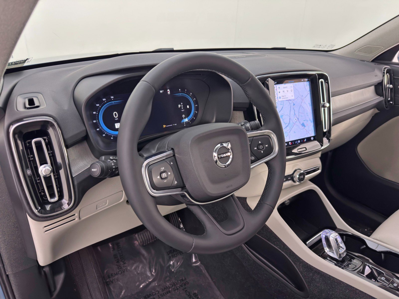 Used 2023 Volvo XC40 B5 Ultimate image 13