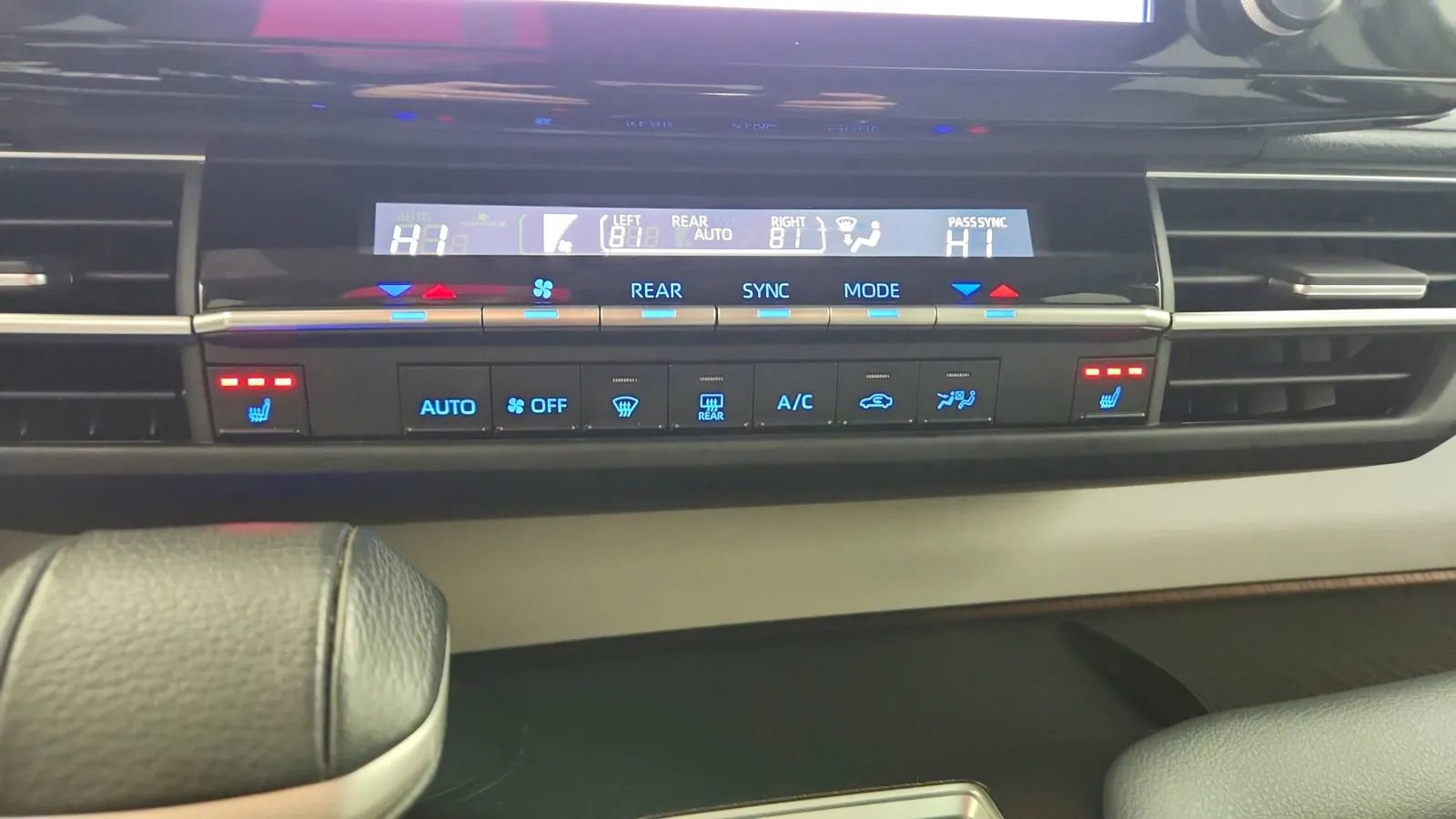 Used 2024 Toyota Sienna XLE image 38