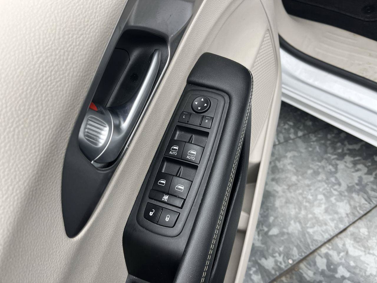 Used 2024 Chrysler Pacifica Touring-L FWD image 7