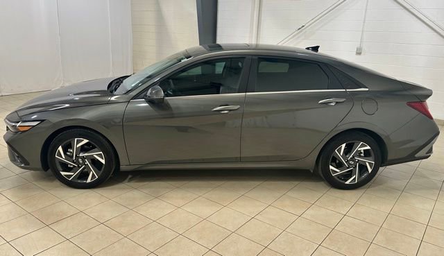 Used 2024 Hyundai Elantra Limited FWD image 2