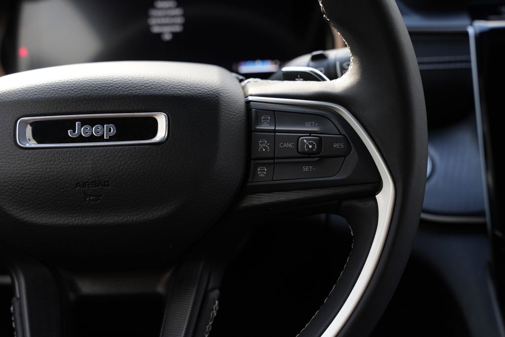 Used 2023 Jeep Grand Cherokee L Laredo image 9