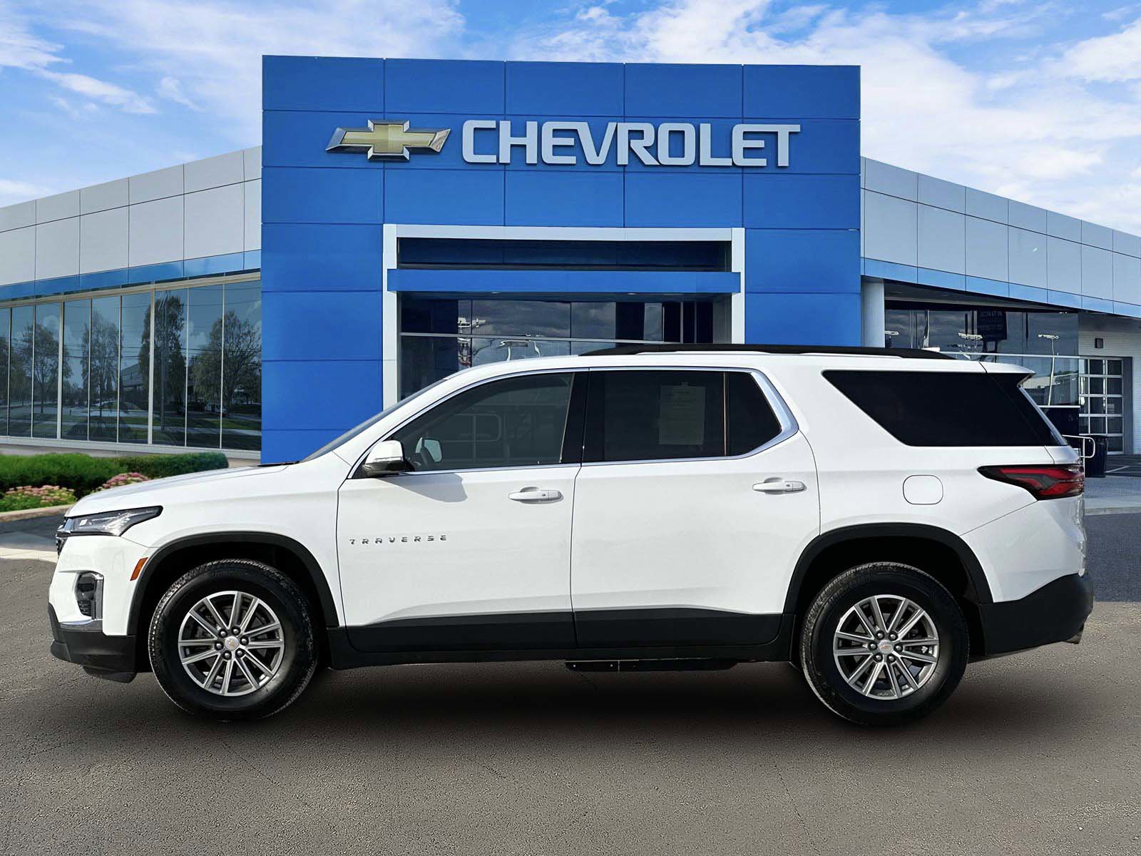 Used 2023 Chevrolet Traverse LT w/ Rear Camera Mirror Package image 2