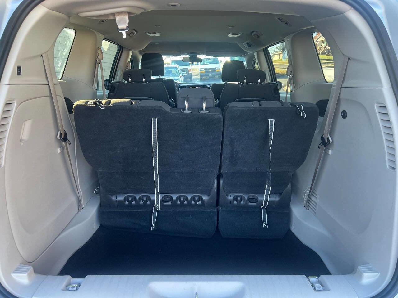 Used 2022 Chrysler Voyager LX image 18