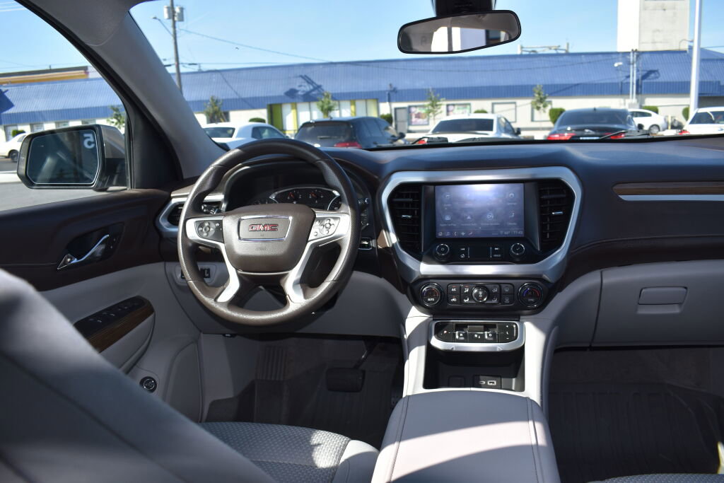 Used 2023 GMC Acadia SLE w/ Driver Convenience Package image 2