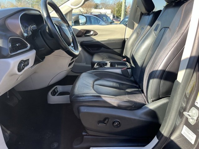 Used 2017 Chrysler Pacifica Touring-L image 10