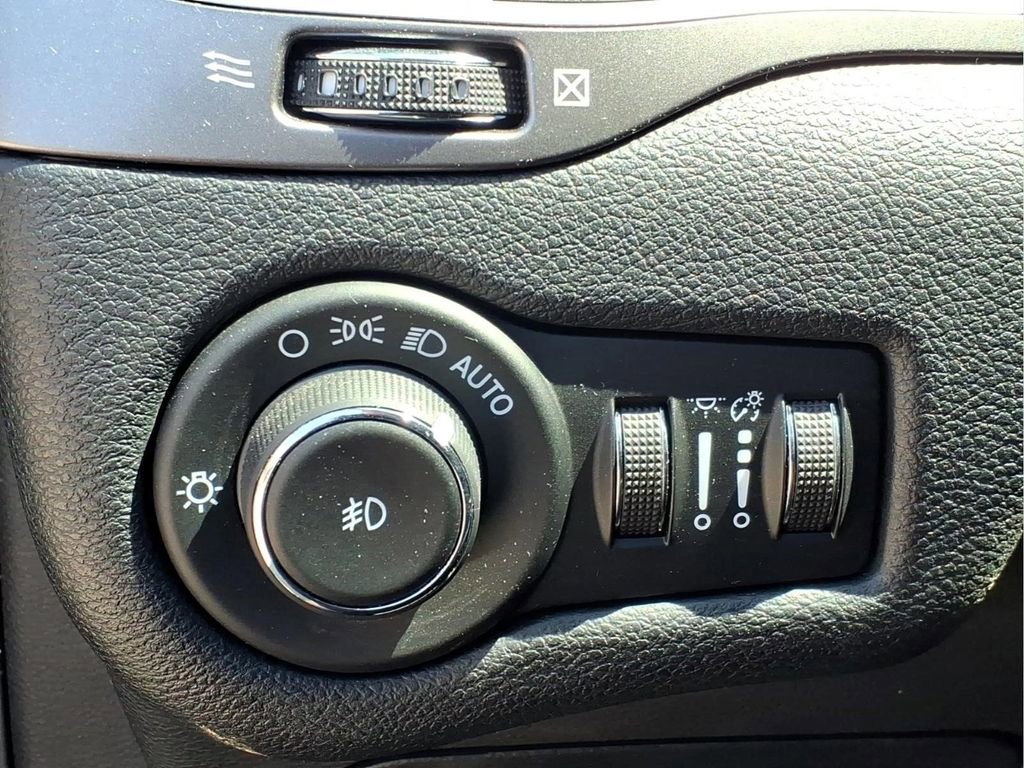 Used 2020 Jeep Cherokee Latitude Plus w/ Cold Weather Group image 22