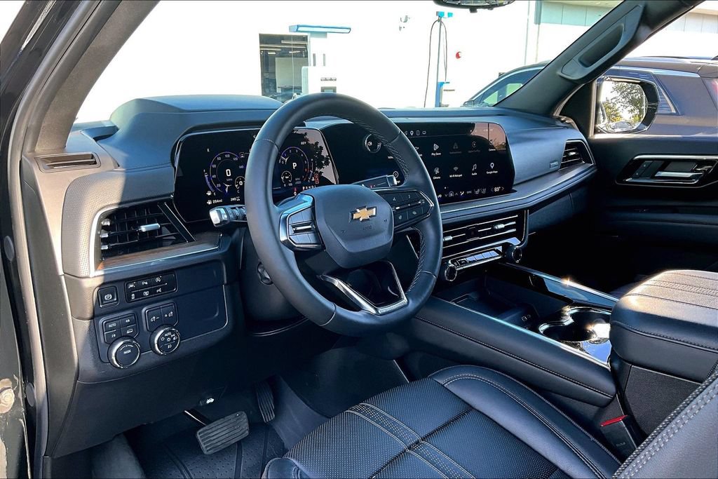 Used 2025 Chevrolet Tahoe High Country AWD/4WD image 16