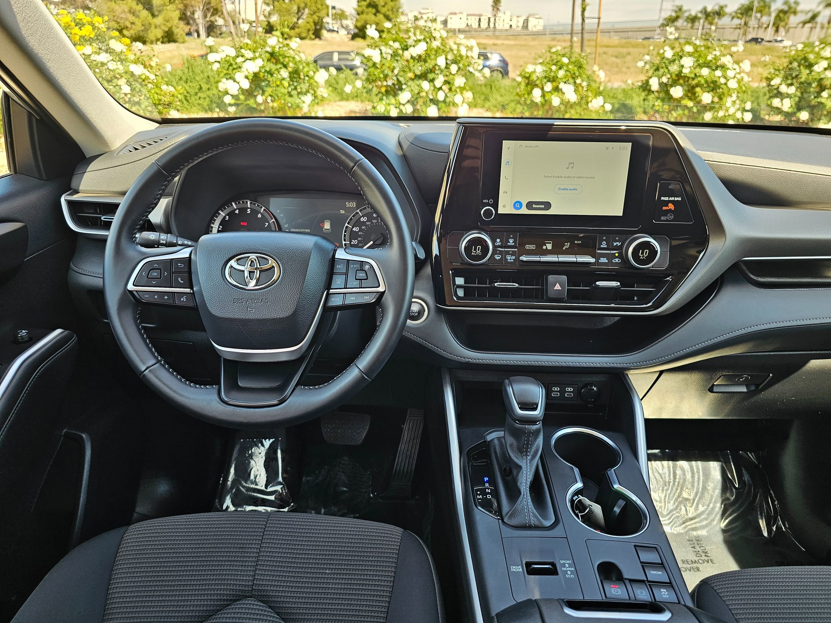 Used 2025 Toyota Highlander LE FWD image 22