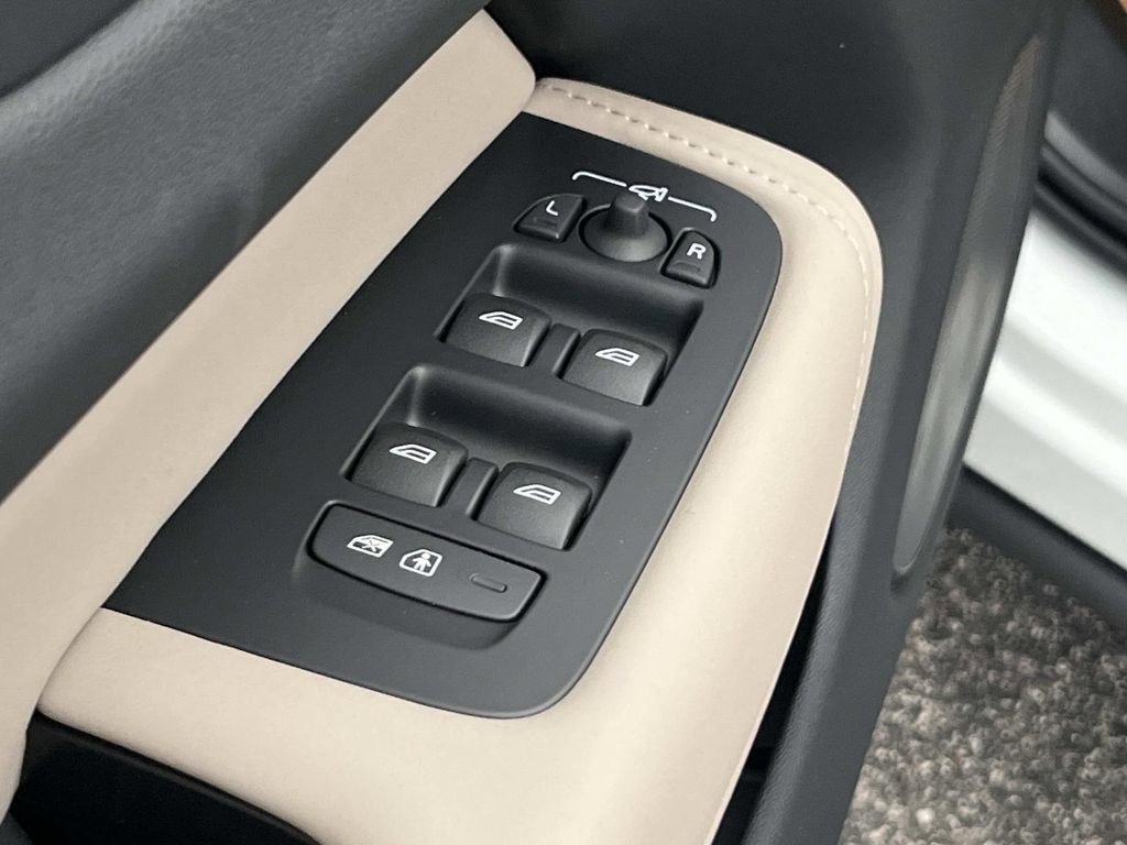 New 2026 Volvo XC60 B5 Plus w/ Protection Package Premier image 21