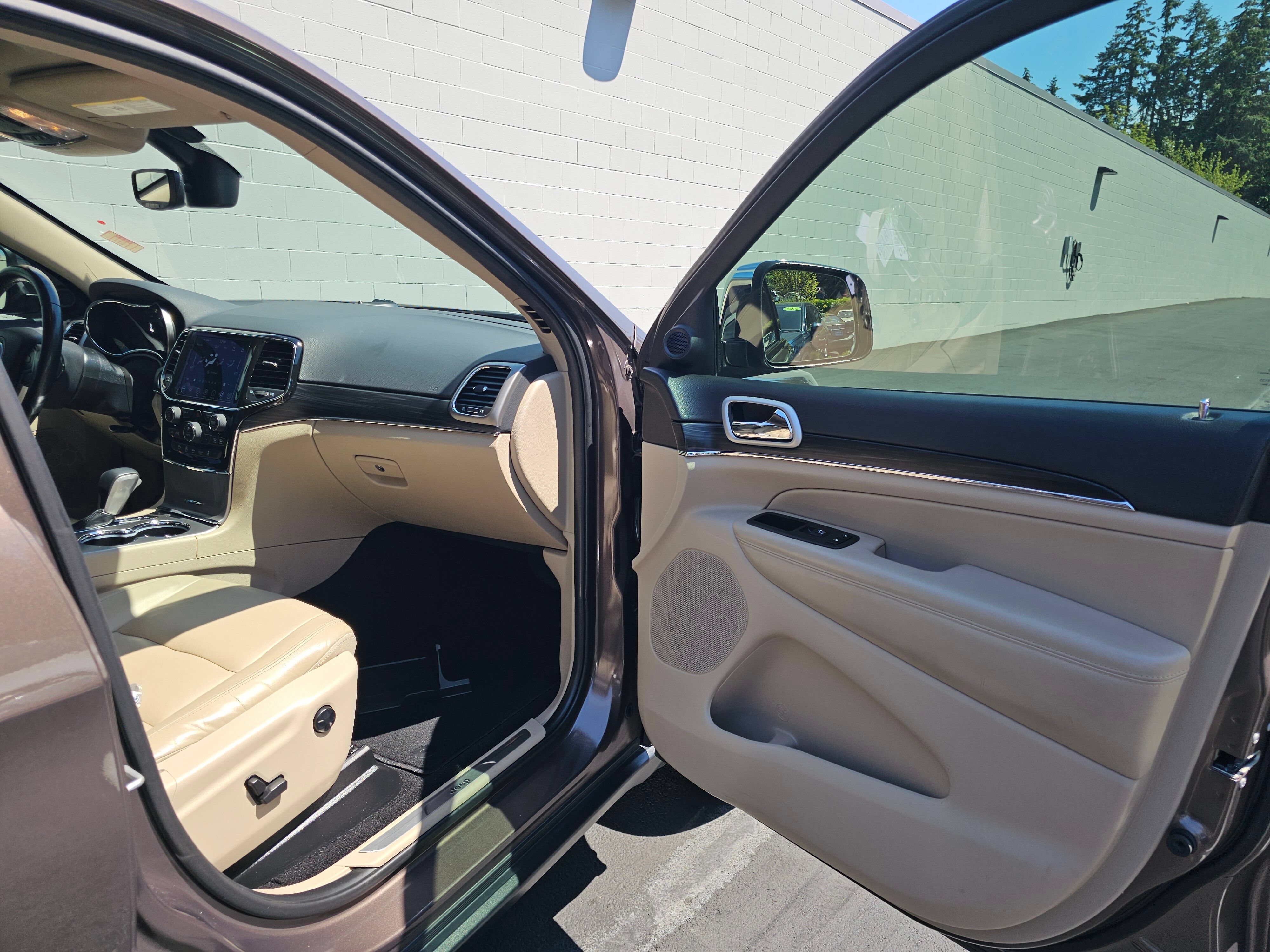 Used 2021 Jeep Grand Cherokee Limited w/ Sun & Sound Group AWD/4WD image 12
