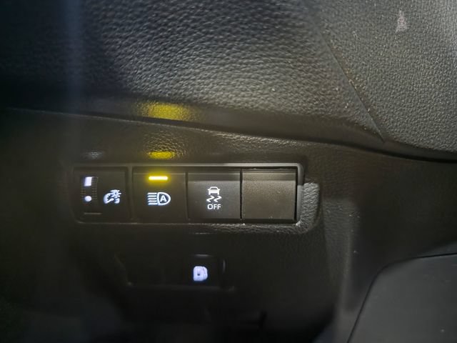 Used 2024 Toyota Corolla Cross AWD Hybrid w/ Moonroof Package image 18