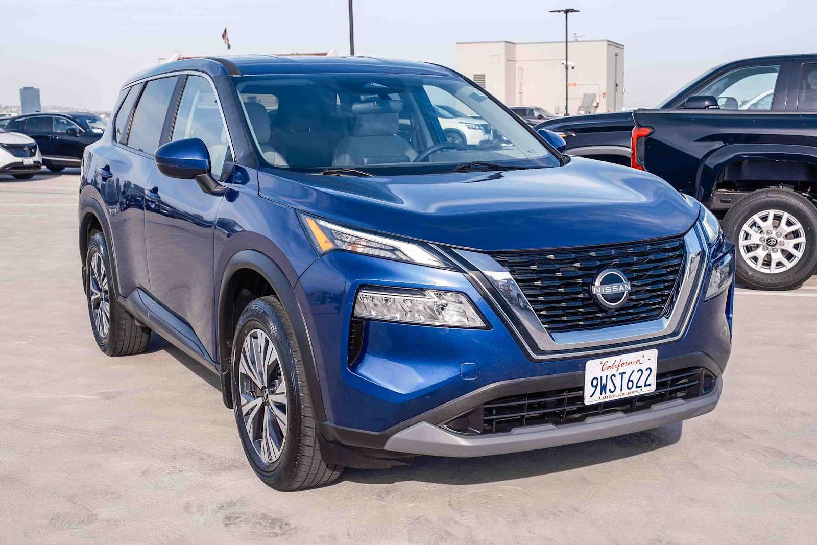 Used 2023 Nissan Rogue SV FWD image 3