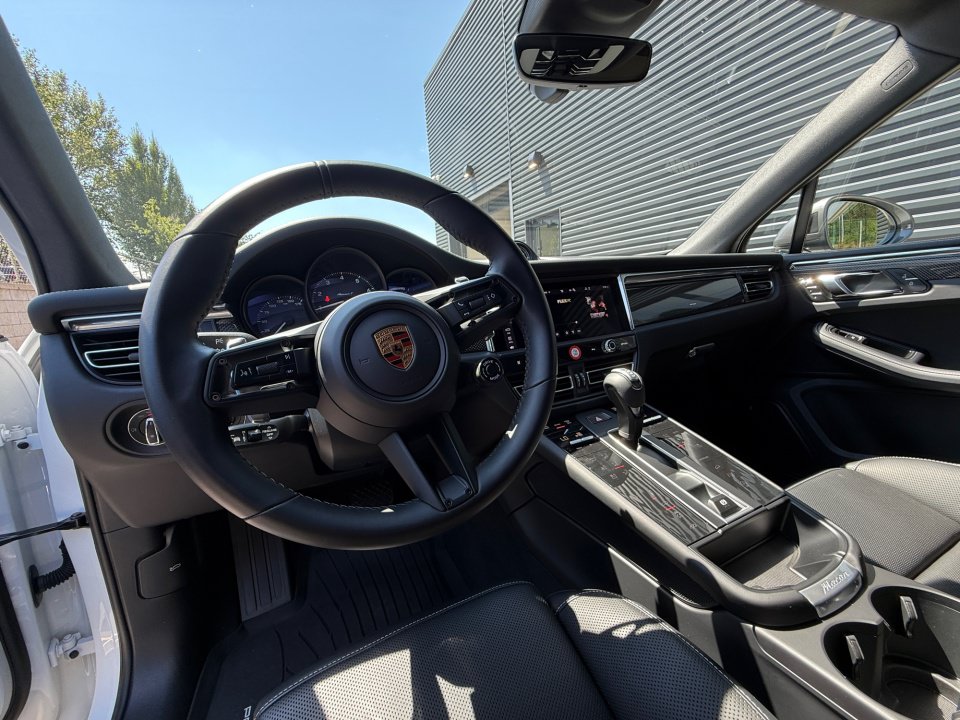 Certified 2026 Porsche Macan Turbo AWD/4WD image 15
