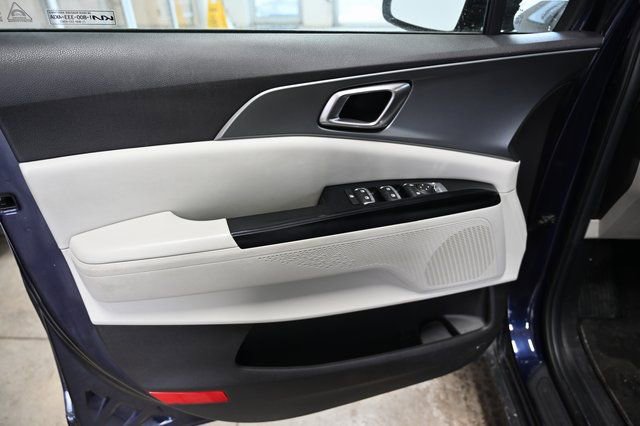 Used 2022 Kia Carnival LX image 28