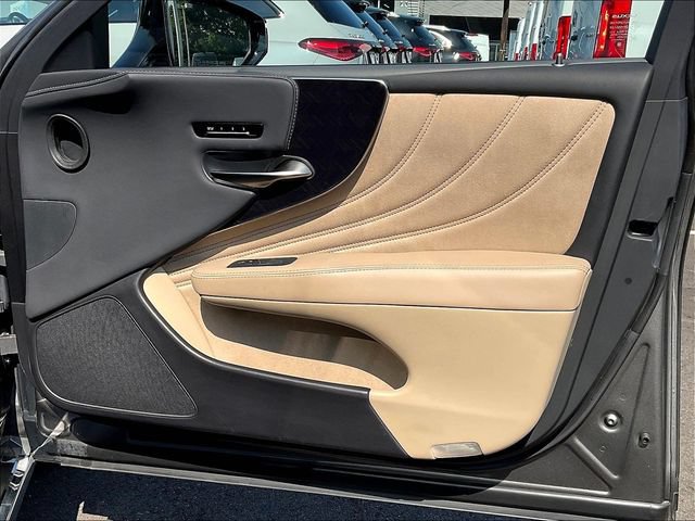 Used 2022 Lexus LS 500 AWD w/ Interior Upgrade Package image 29