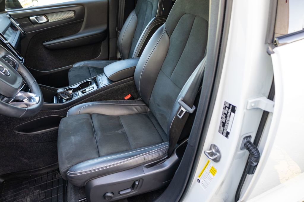 Used 2022 Volvo XC40 T5 R-Design image 11