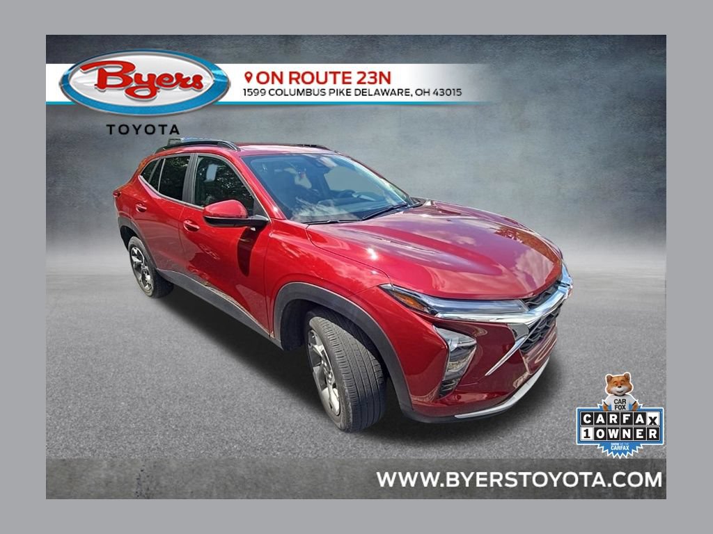 Used 2025 Chevrolet Trax LT FWD image 1