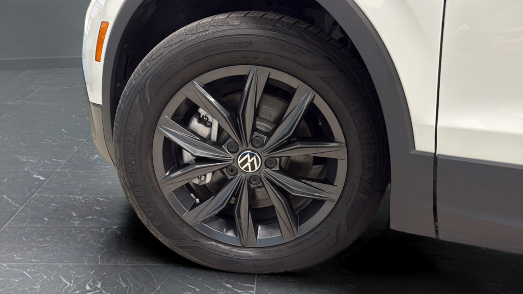 Used 2024 Volkswagen Tiguan SE AWD/4WD image 35