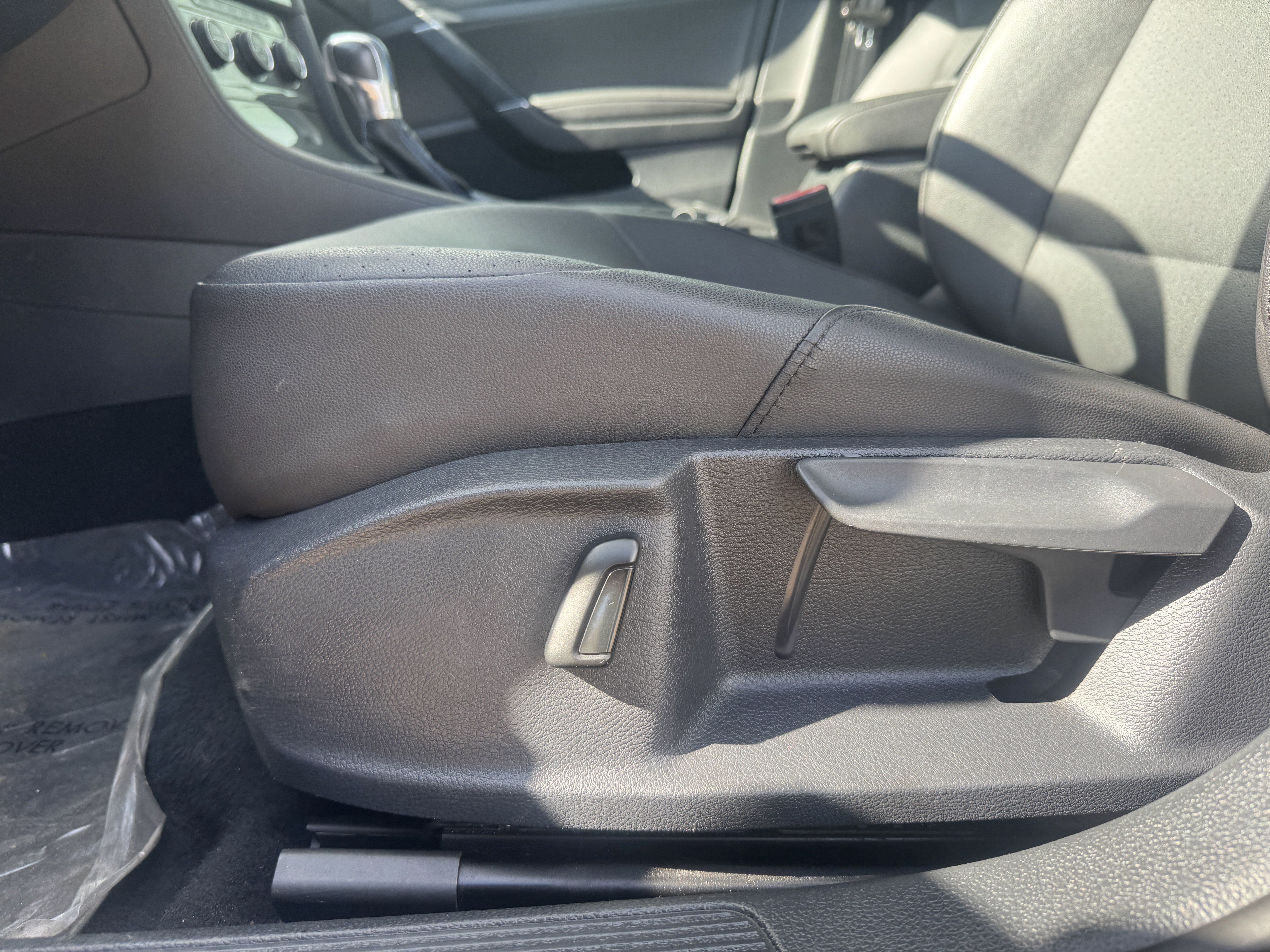 Used 2015 Volkswagen e-Golf SEL Premium image 12