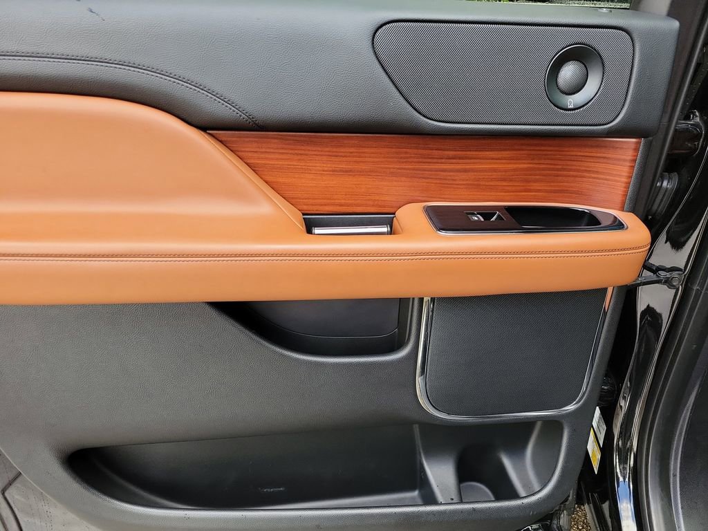 Used 2018 Lincoln Navigator L Reserve w/ Technology Package image 13